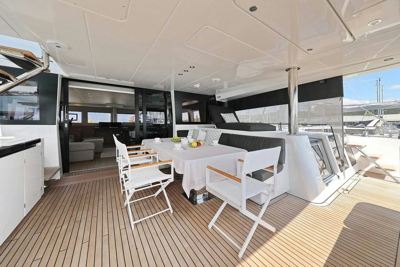 Exterior Lagoon 620 image 12